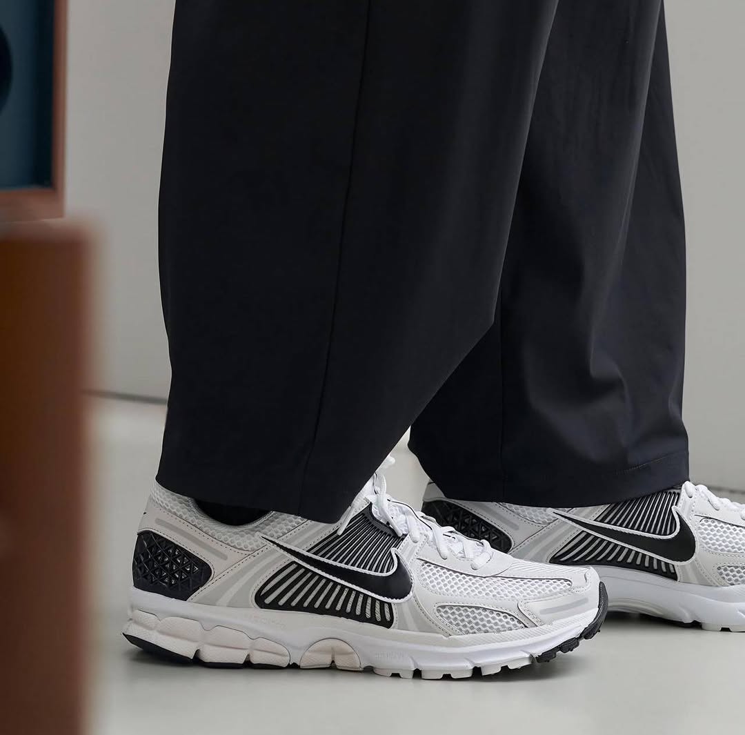 Nike Zoom Vomero 5 White-Black Men's Shoes - Image 3
