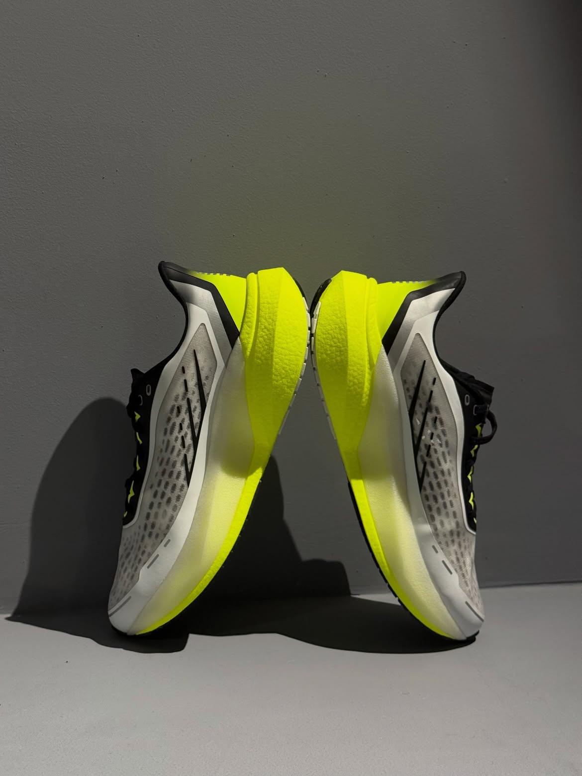 Under Armour velociti Distance Titanium Yellow Grey Running Shoes - Image 2
