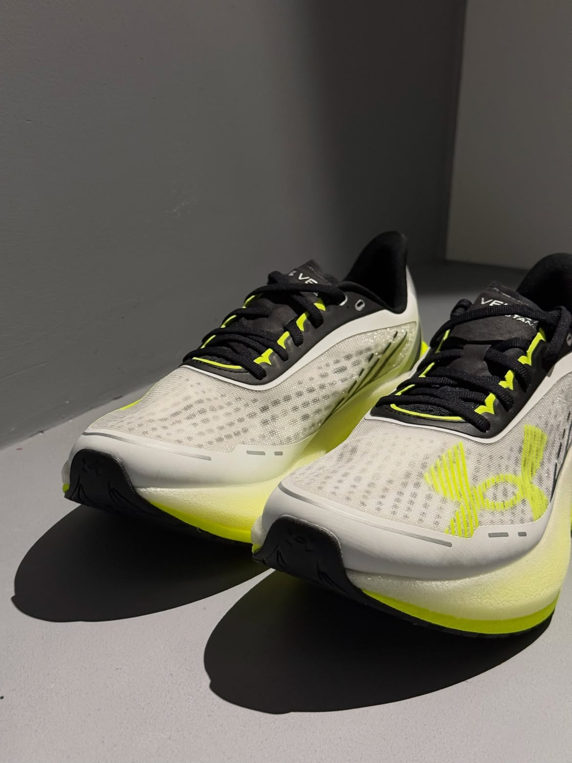 Under Armour velociti Distance Titanium Yellow Grey Running Shoes - Image 4