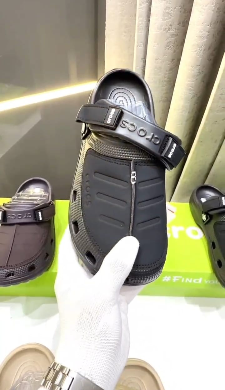 Crocs Yukon Black Clogs - Image 3